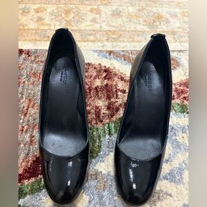 Gucci Black Patent Leather Round-Toe Pumps
